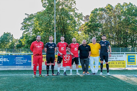 Foto das Mitglieder der Mannschaft MTSV Beindersheim zeigt, zusammen mit Dario Votta